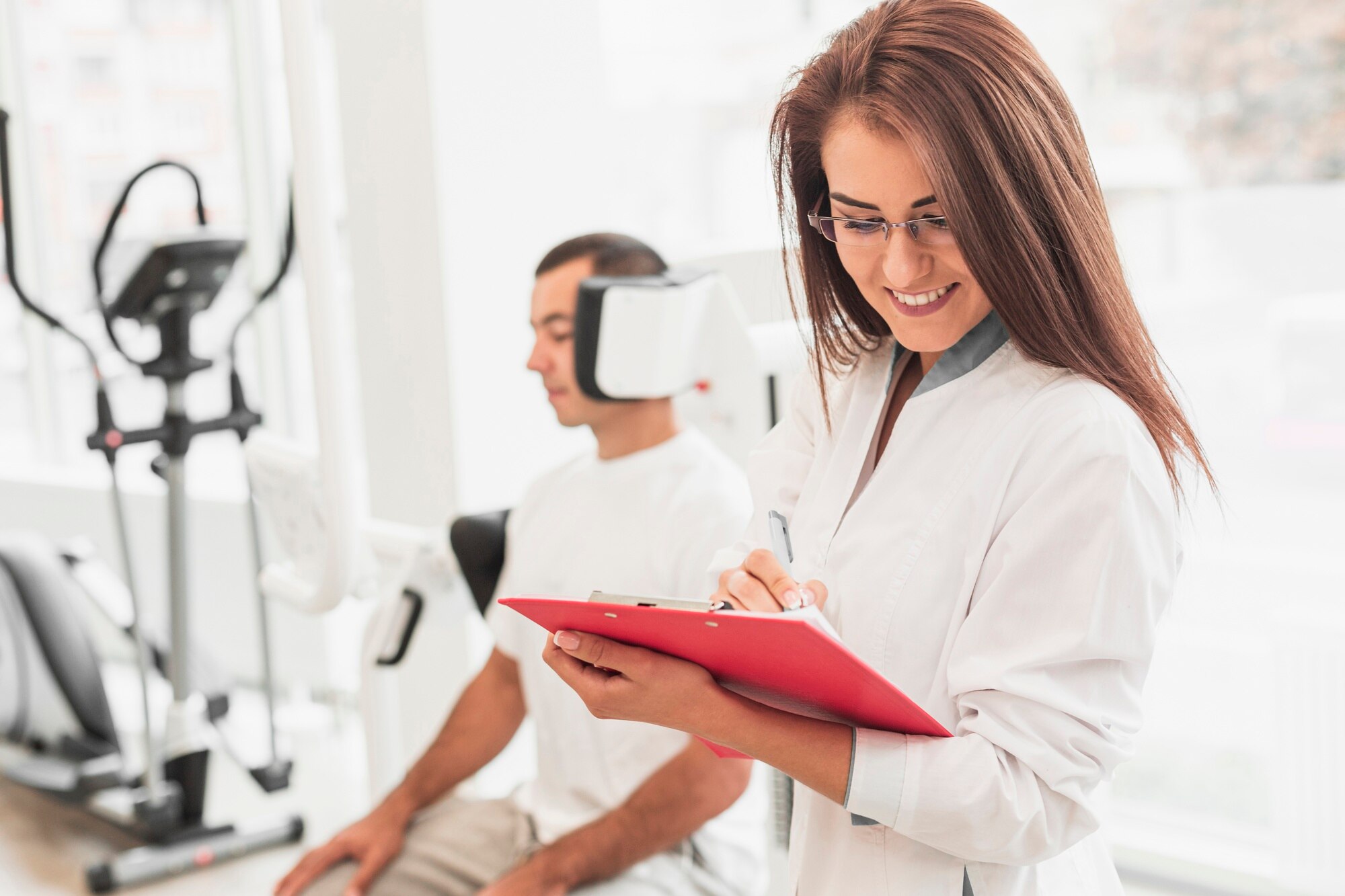 Entorno clínico luminoso y moderno representando el cuidado de salud visual profesional